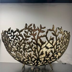 Decorative gold leaf bowl. Good for decor, fruit or centerpiece